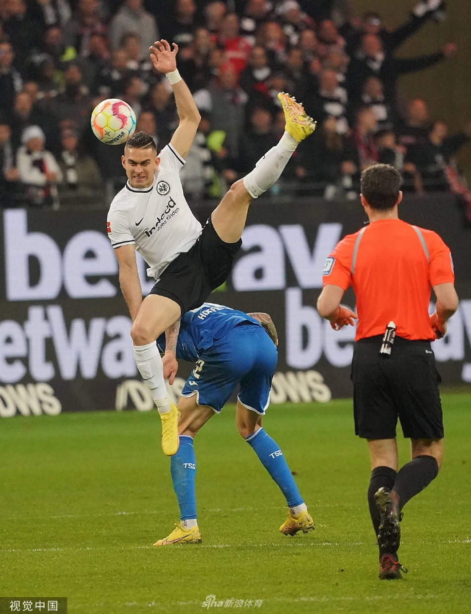 瑞士球员在霍芬海姆踢球，表现出色引瞩目