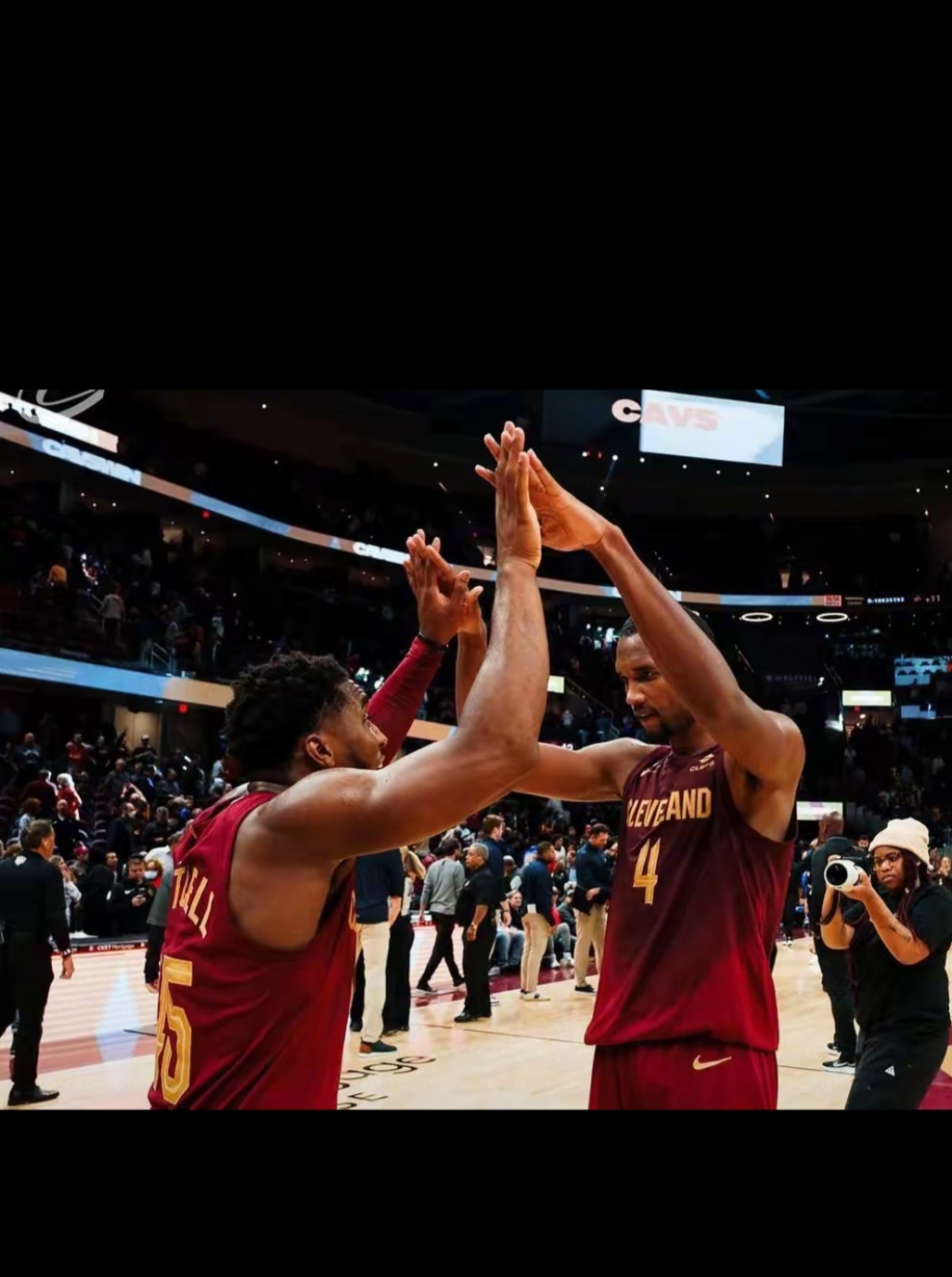 开云体育官方网站-凯尔特人队全队并肩作战，击溃对手